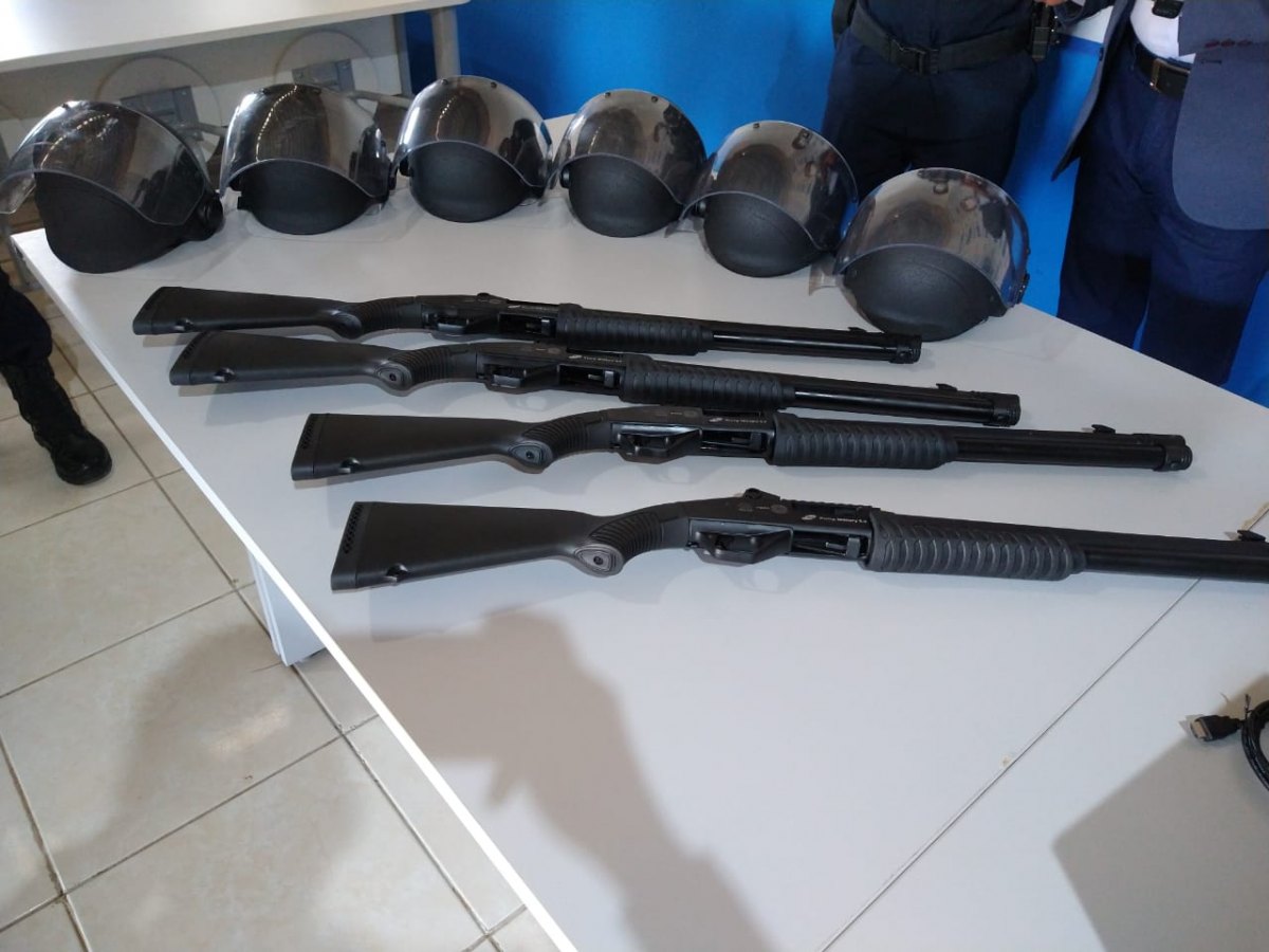 DEPUTADO: Alex Silva entrega armamentos e equipamentos de proteção à Policia Militar