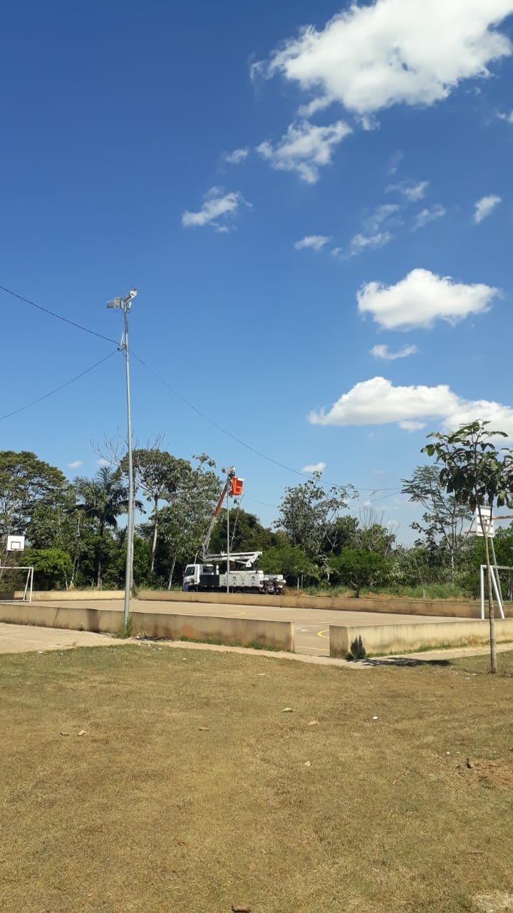 CRISTAL DA CALAMA: Emdur atende pedido do vereador Paulo Tico e ilumina quadra poliesportiva