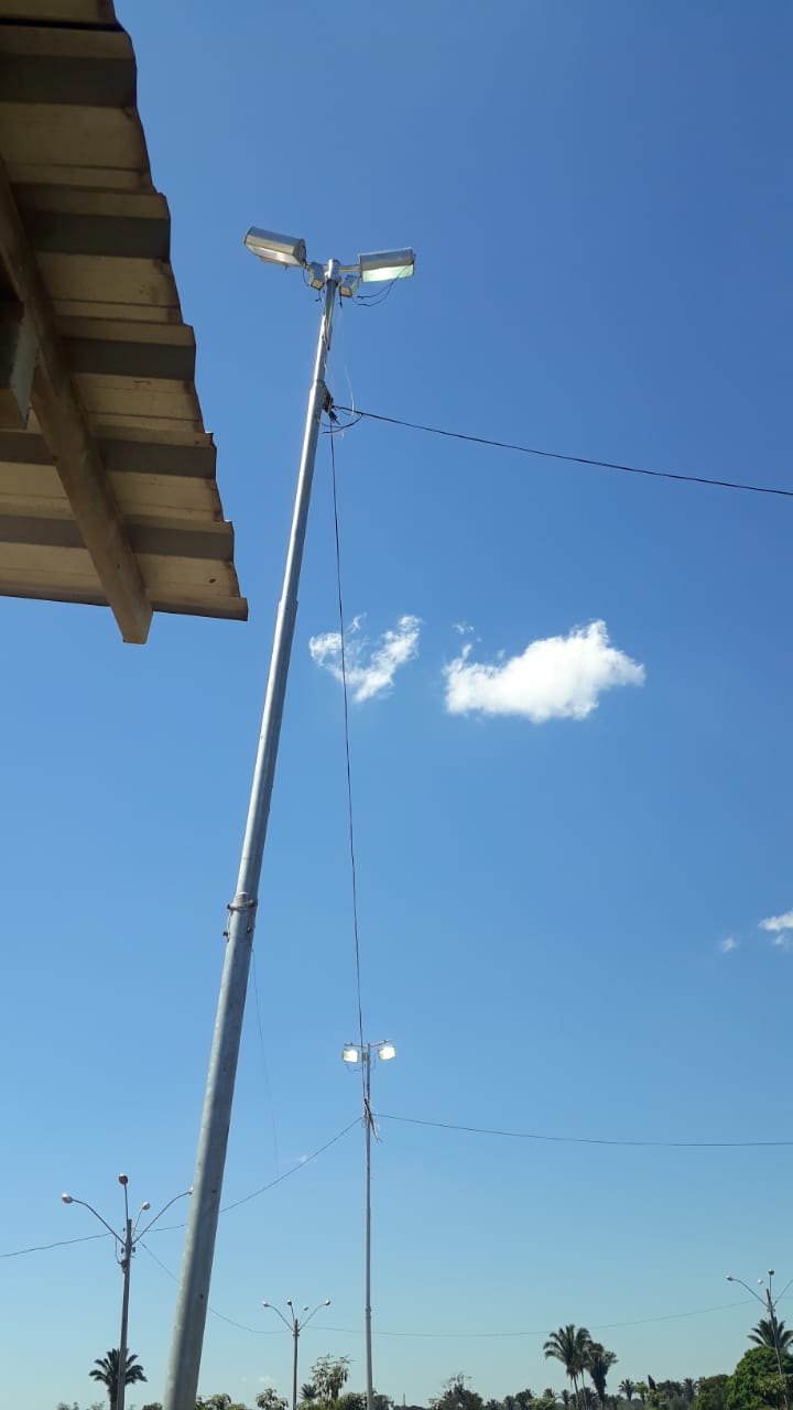 CRISTAL DA CALAMA: Emdur atende pedido do vereador Paulo Tico e ilumina quadra poliesportiva