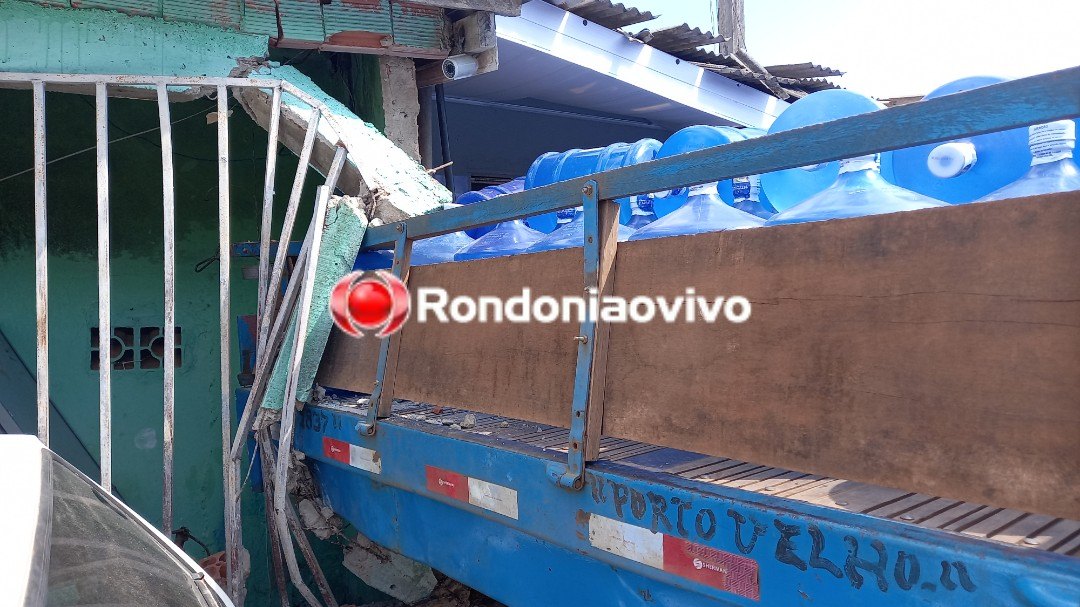 PERIGO: Caminhão desgovernado atinge duas residências na zona Norte da capital