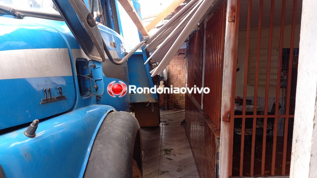 PERIGO: Caminhão desgovernado atinge duas residências na zona Norte da capital