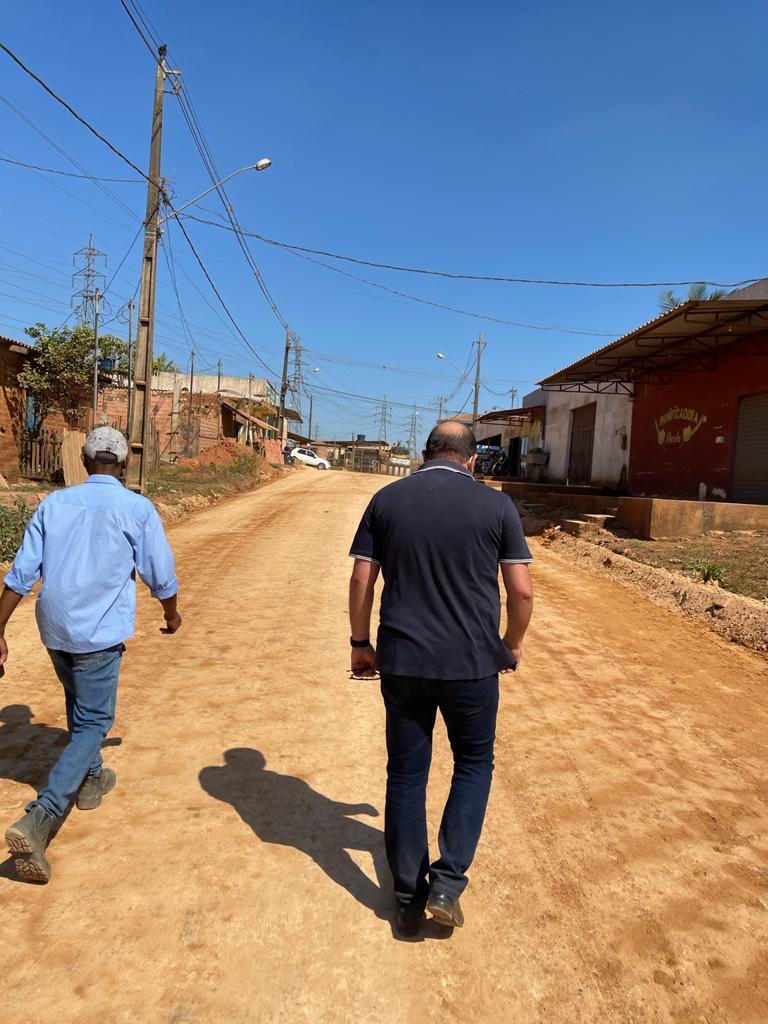 NO BAIRRO APARECIDA: Edwilson Negreiros acompanha serviços da Prefeitura de Porto Velho 