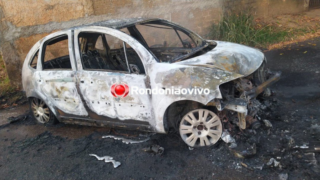 SINISTRO: Automóvel é destruído por incêndio após se chocar contra muro