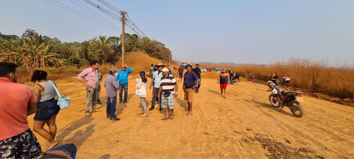 CONFUSÃO: Moradores revoltados fecham estrada da Penal e pedem asfaltamento