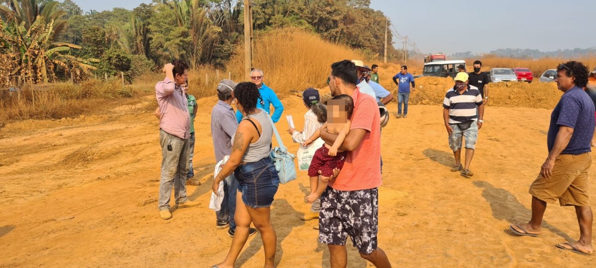 CONFUSÃO: Moradores revoltados fecham estrada da Penal e pedem asfaltamento