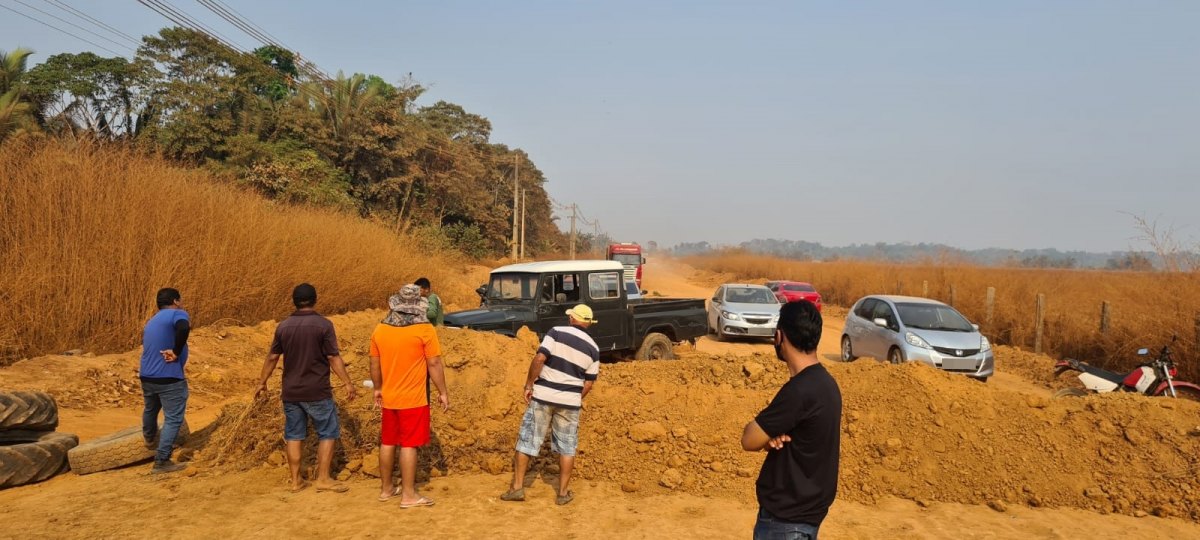 CONFUSÃO: Moradores revoltados fecham estrada da Penal e pedem asfaltamento