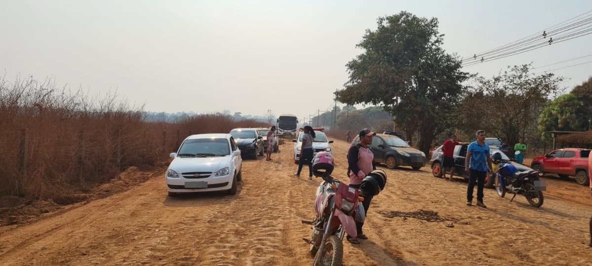 CONFUSÃO: Moradores revoltados fecham estrada da Penal e pedem asfaltamento