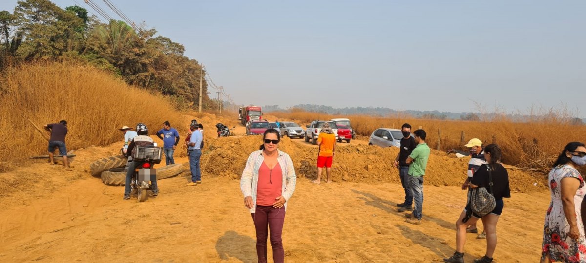 CONFUSÃO: Moradores revoltados fecham estrada da Penal e pedem asfaltamento
