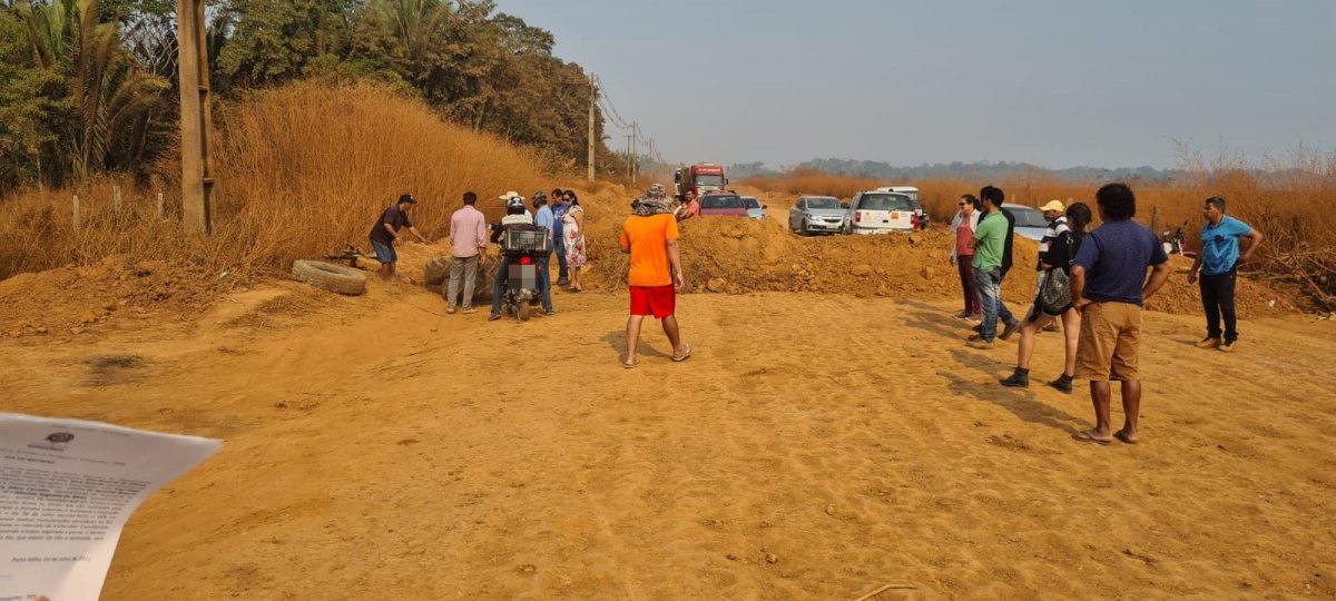 CONFUSÃO: Moradores revoltados fecham estrada da Penal e pedem asfaltamento
