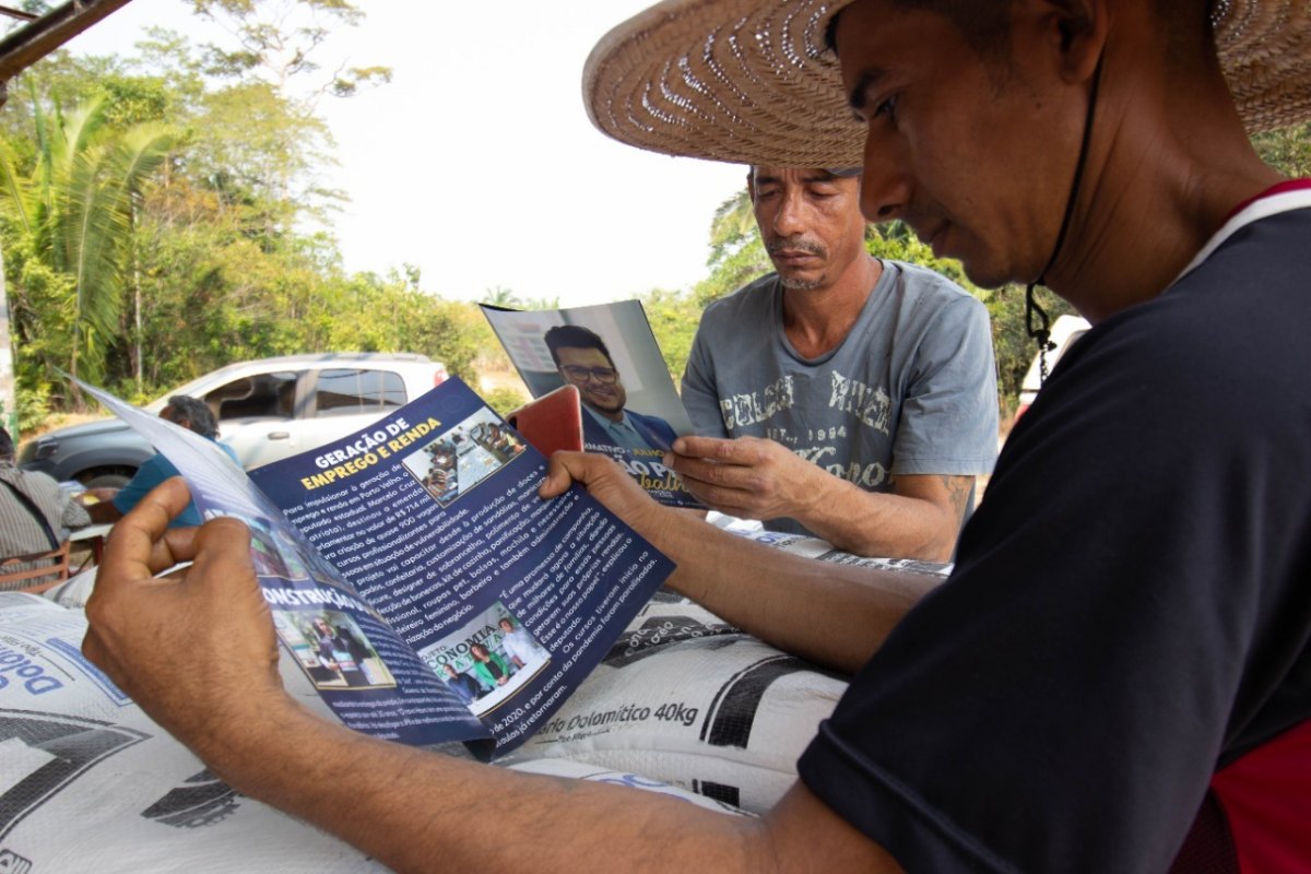 AGROVILA: Produtores Rurais recebem calcário de emenda do deputado Marcelo Cruz
