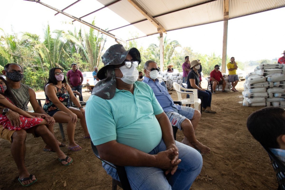 AGROVILA: Produtores Rurais recebem calcário de emenda do deputado Marcelo Cruz