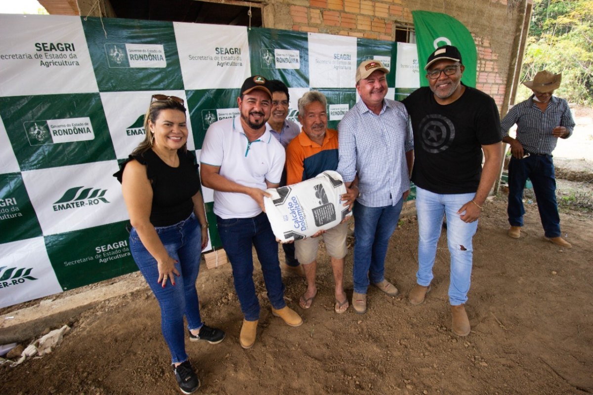 AGROVILA: Produtores Rurais recebem calcário de emenda do deputado Marcelo Cruz