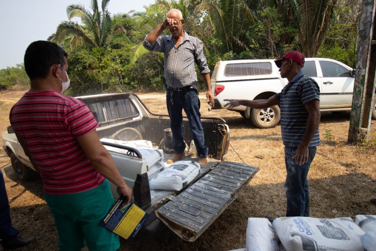 AGROVILA: Produtores Rurais recebem calcário de emenda do deputado Marcelo Cruz