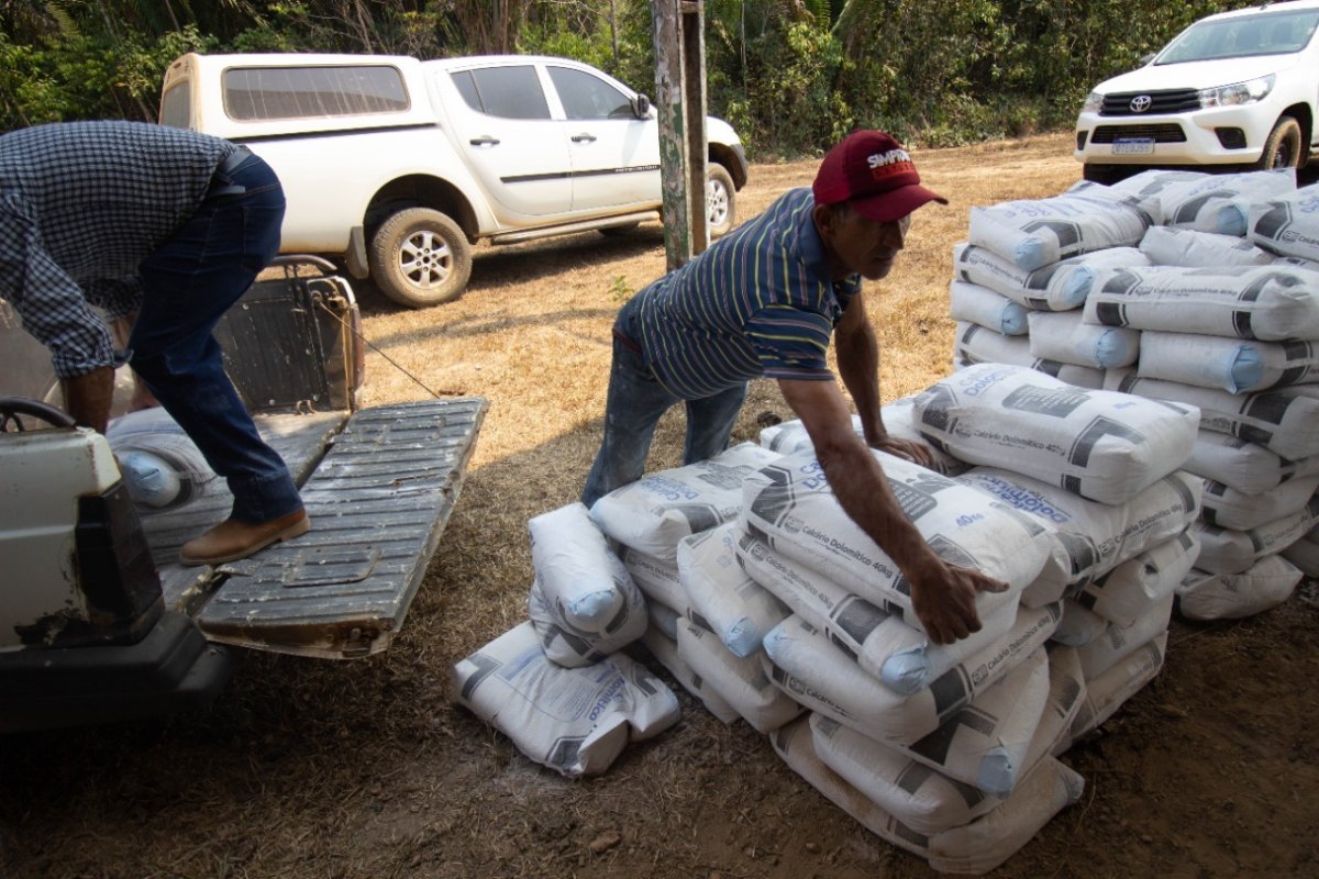 AGROVILA: Produtores Rurais recebem calcário de emenda do deputado Marcelo Cruz