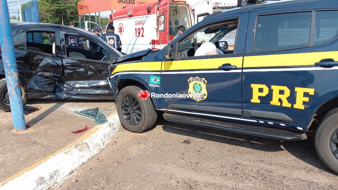 VÍDEO: Viatura da PRF colide contra carro e deixa mulher ferida