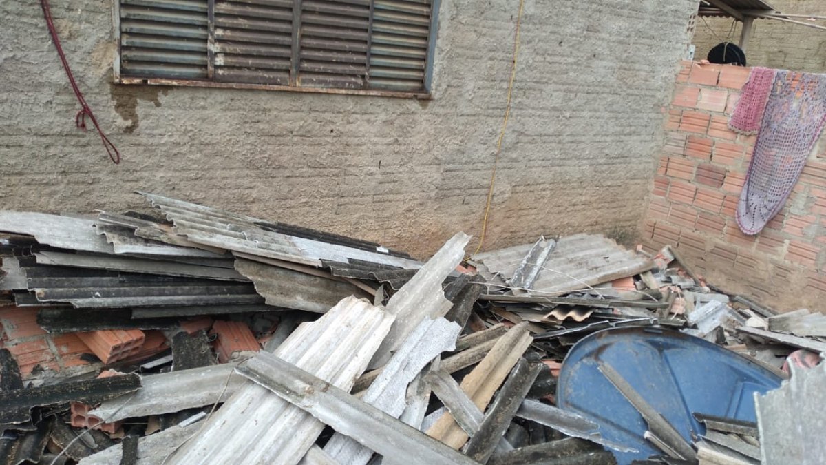 PERDEU TUDO: Ventania destrói casa e por pouco não mata garotas em Porto Velho