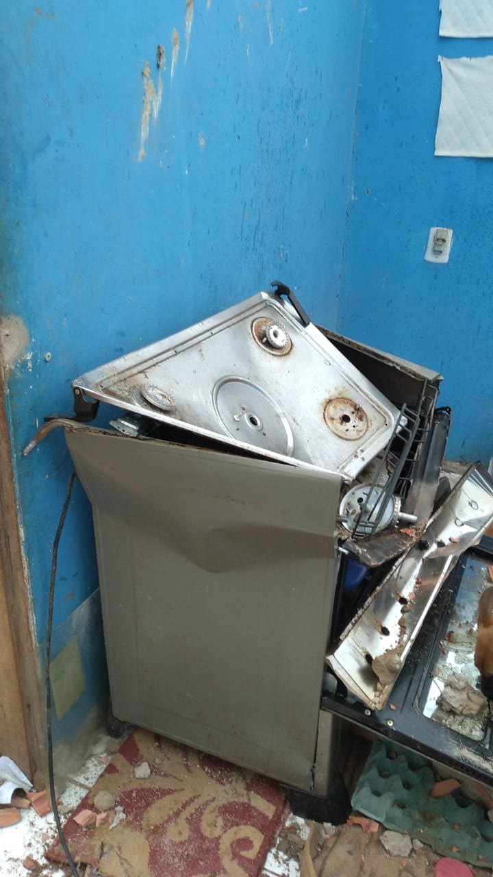 PERDEU TUDO: Ventania destrói casa e por pouco não mata garotas em Porto Velho