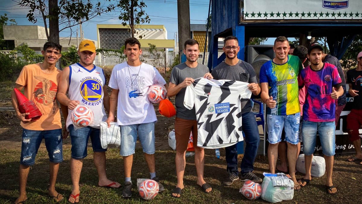 APOIO: Dep. Anderson entrega uniformes e kits esportivos aos atletas de Pimenta Bueno