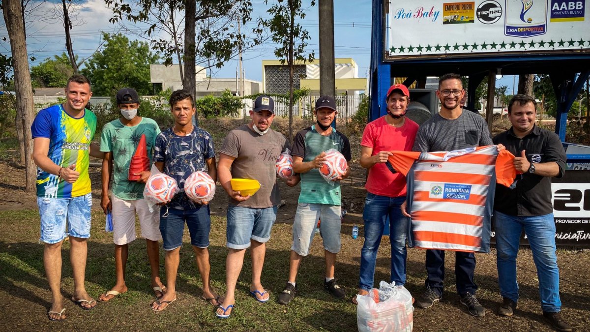 APOIO: Dep. Anderson entrega uniformes e kits esportivos aos atletas de Pimenta Bueno