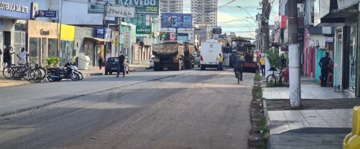 HORA ERRADA: Comerciantes da 7 estão revoltados com asfaltamento durante o dia