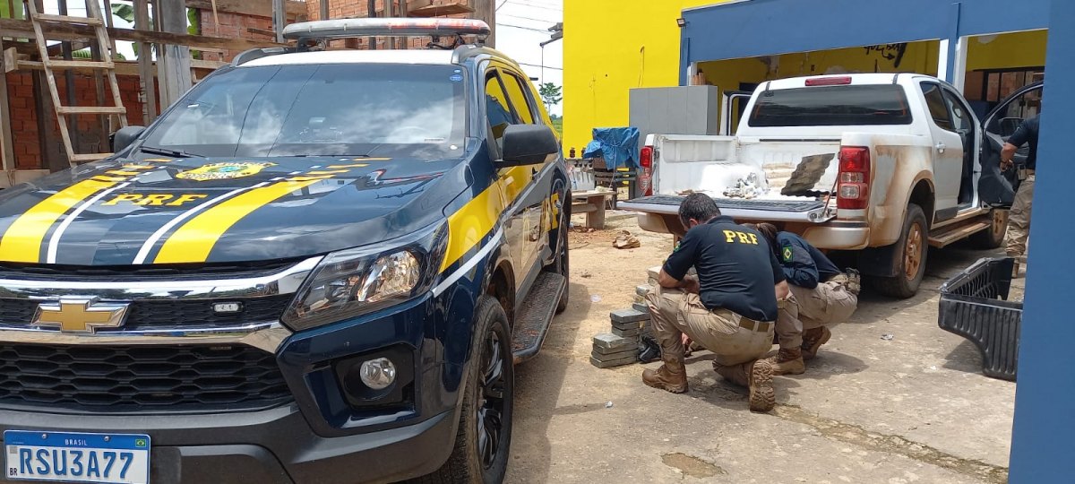 NA BR-364: Traficante é preso em caminhonete com 64 quilos de cocaína e três pistolas