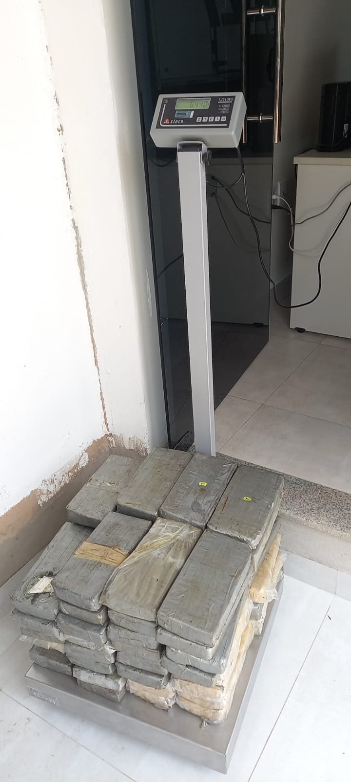 NA BR-364: Traficante é preso em caminhonete com 64 quilos de cocaína e três pistolas