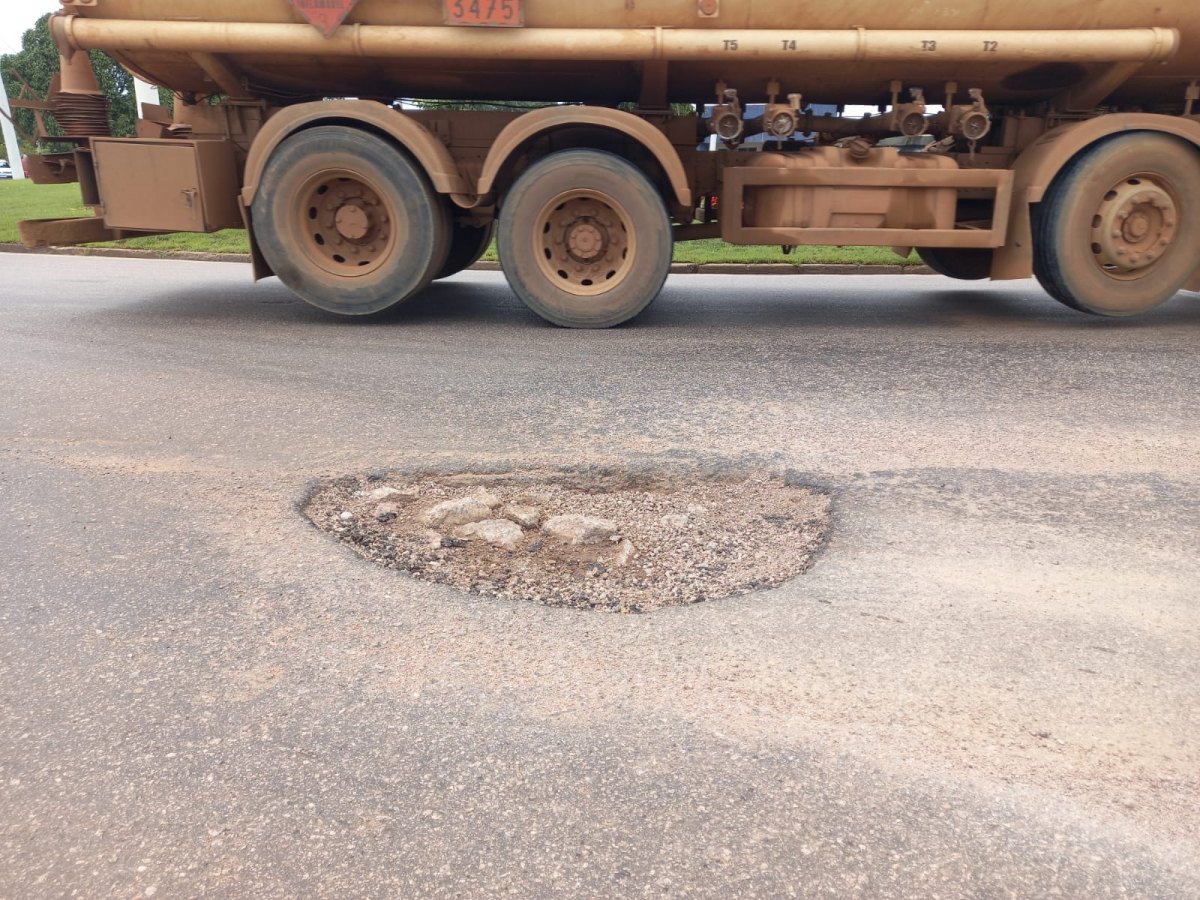 SERVIÇO RUIM: Avenida Jorge Teixeira já tem buracos dois meses após ser recapeada
