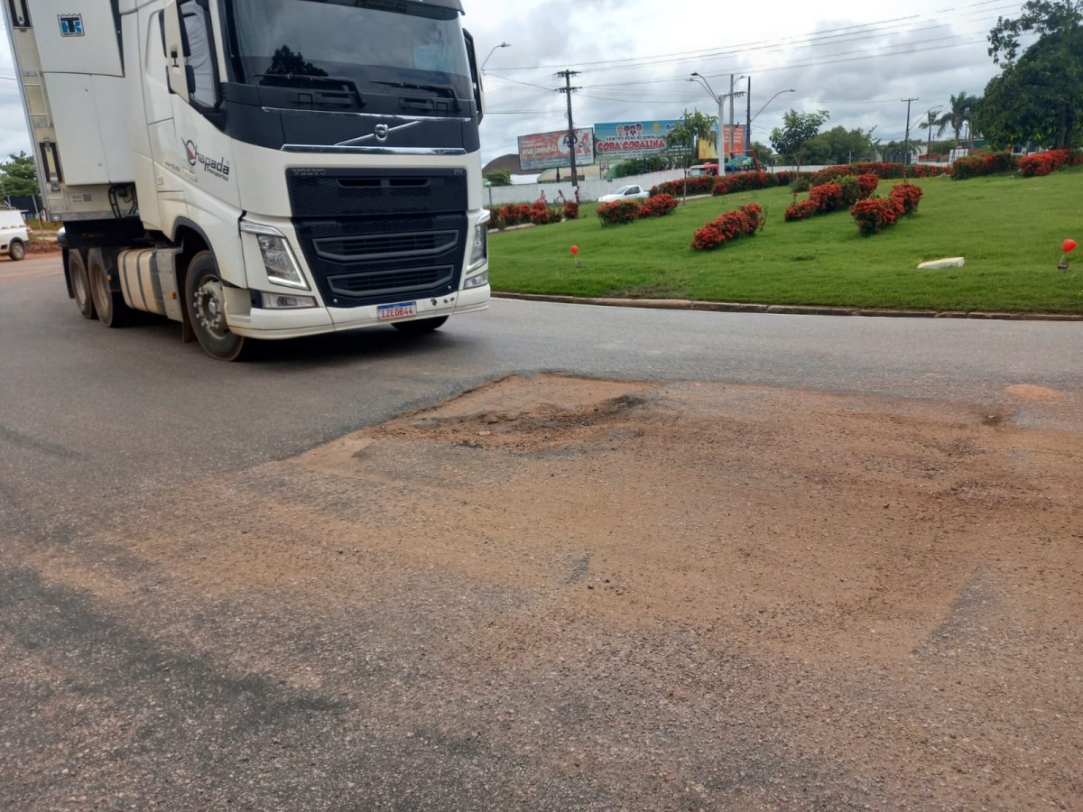 SERVIÇO RUIM: Avenida Jorge Teixeira já tem buracos dois meses após ser recapeada