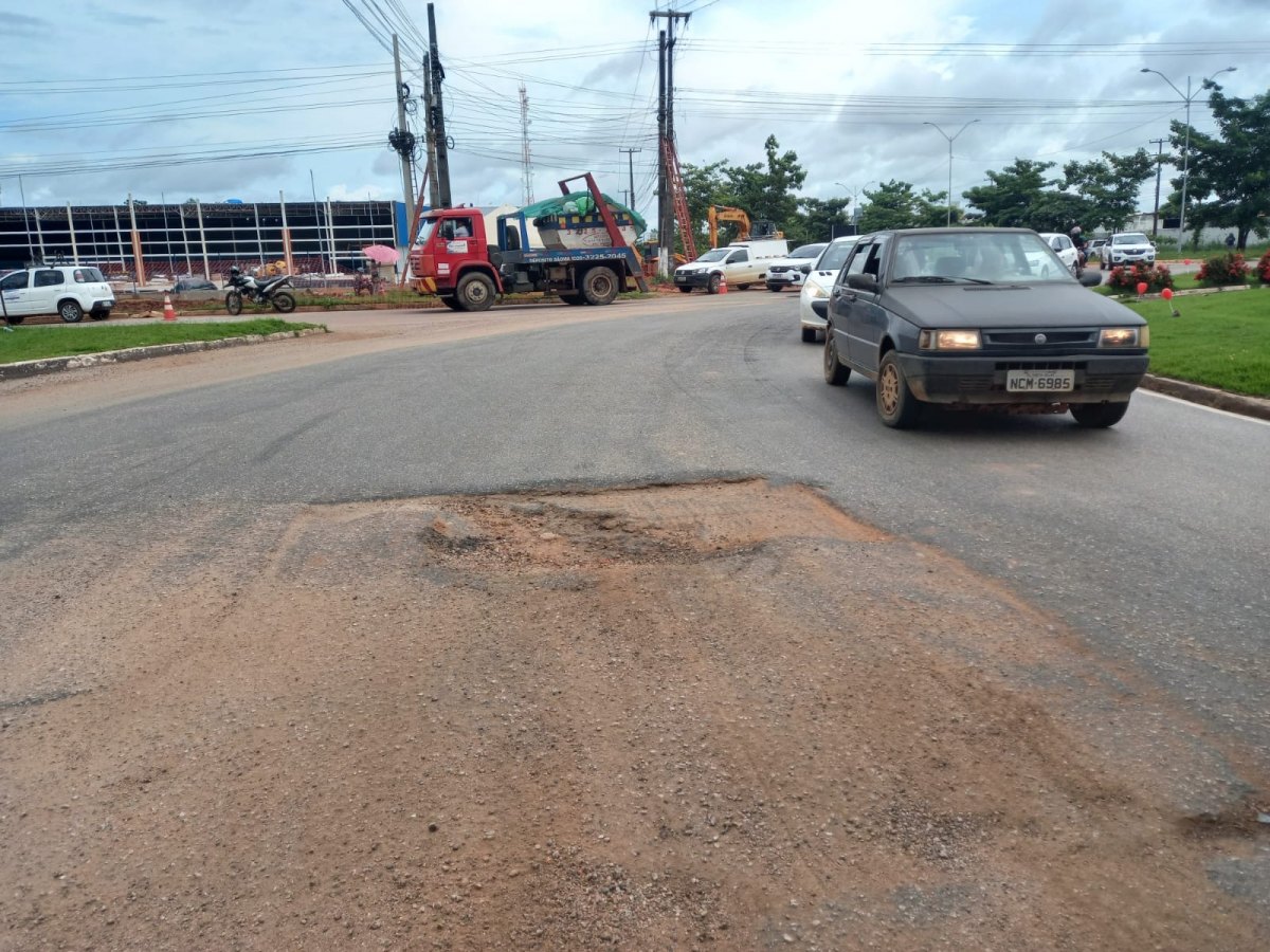 SERVIÇO RUIM: Avenida Jorge Teixeira já tem buracos dois meses após ser recapeada
