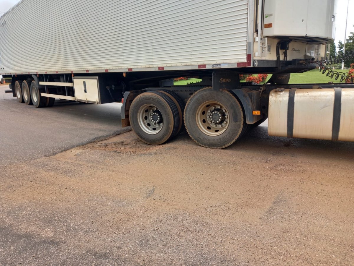 SERVIÇO RUIM: Avenida Jorge Teixeira já tem buracos dois meses após ser recapeada