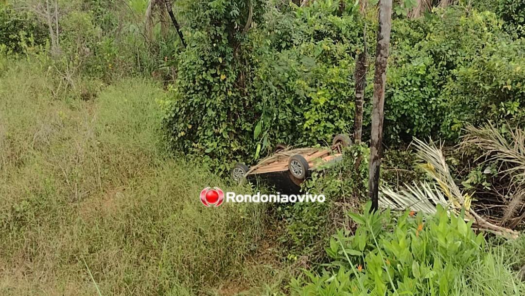 GRAVE: Carro capota na BR-319, cai em ribanceira e deixa motorista ferido