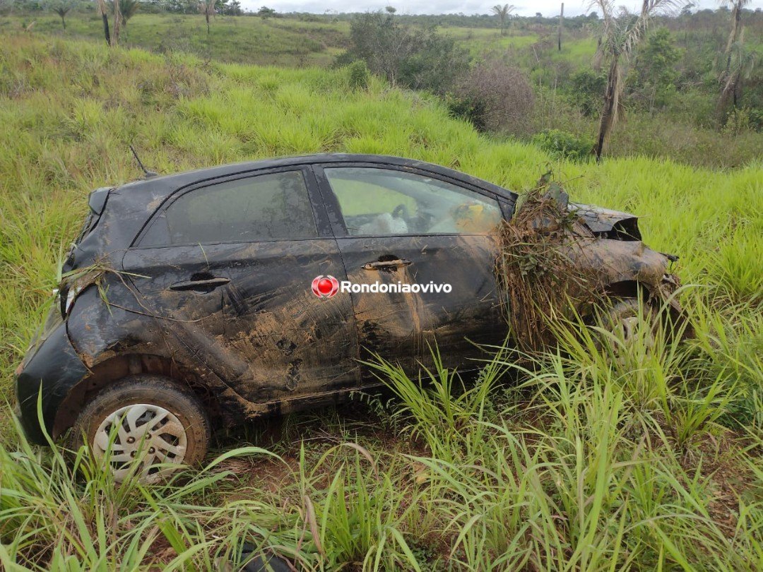 GRAVE: Carro capota na BR-319, cai em ribanceira e deixa motorista ferido