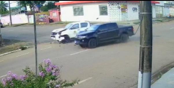 VÍDEO: Grave acidente envolvendo veículo oficial é registrado na Duque de Caxias