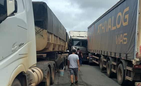 BATIDA FRONTAL: Colisão entre três carretas deixa BR-364 bloqueada na ponte