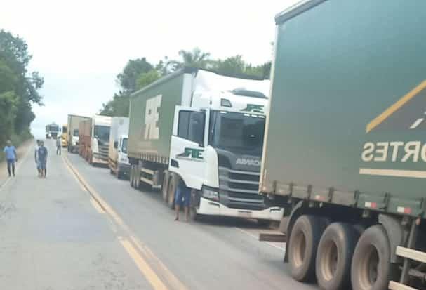 BATIDA FRONTAL: Colisão entre três carretas deixa BR-364 bloqueada na ponte