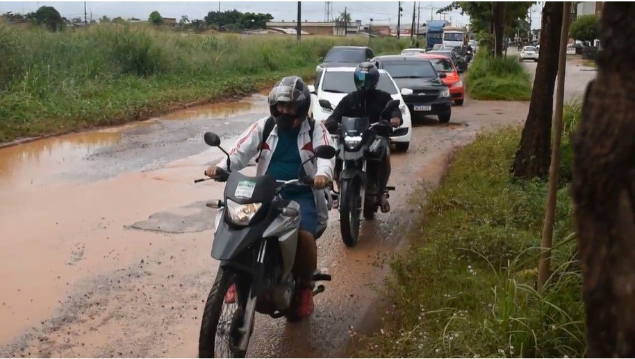 NA LAMA: População de Porto Velho convive com buracos, crateras e alagações