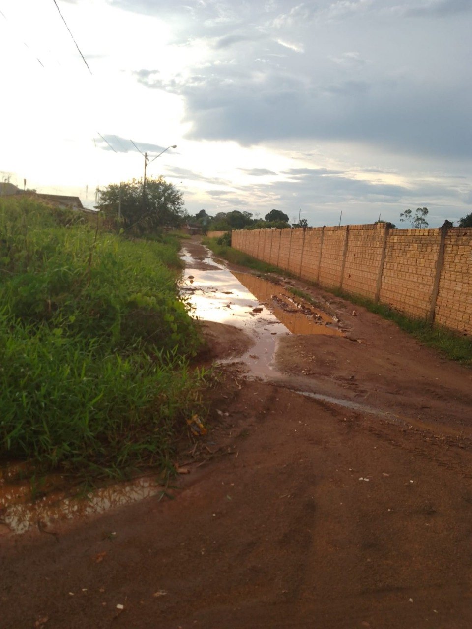 EDWILSON NEGREIROS: Prefeitura encascalha 25 ruas do Bairro Maringá após pedido de vereador 