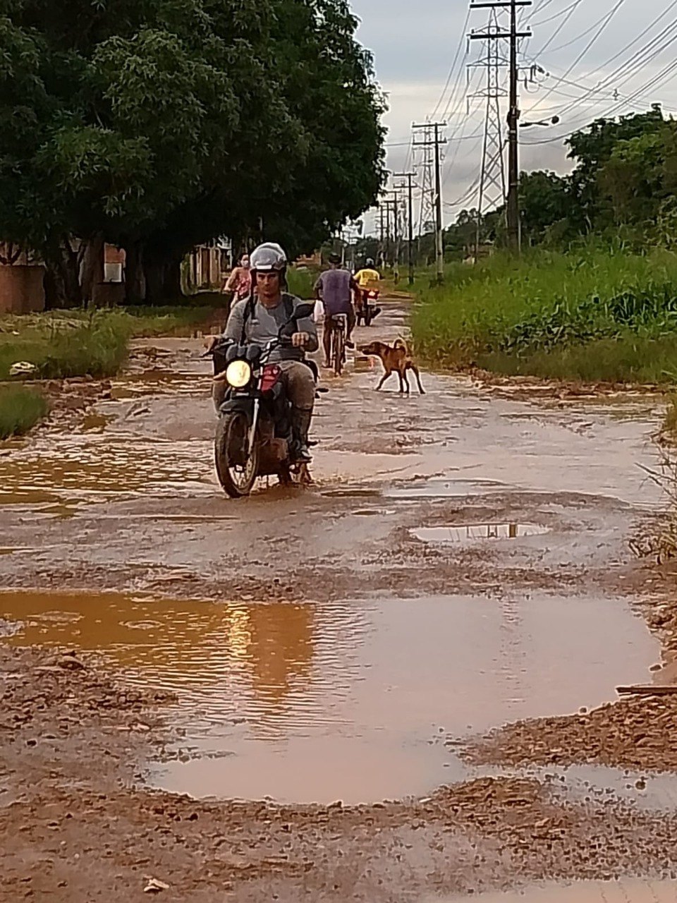 EDWILSON NEGREIROS: Prefeitura encascalha 25 ruas do Bairro Maringá após pedido de vereador 