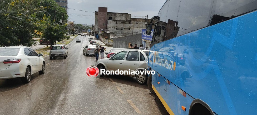 DESGOVERNADO: Ônibus perde freio e causa destruição em quatro veículos no Centro