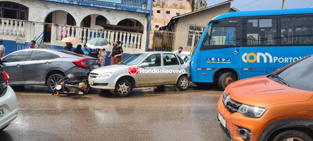 DESGOVERNADO: Ônibus perde freio e causa destruição em quatro veículos no Centro