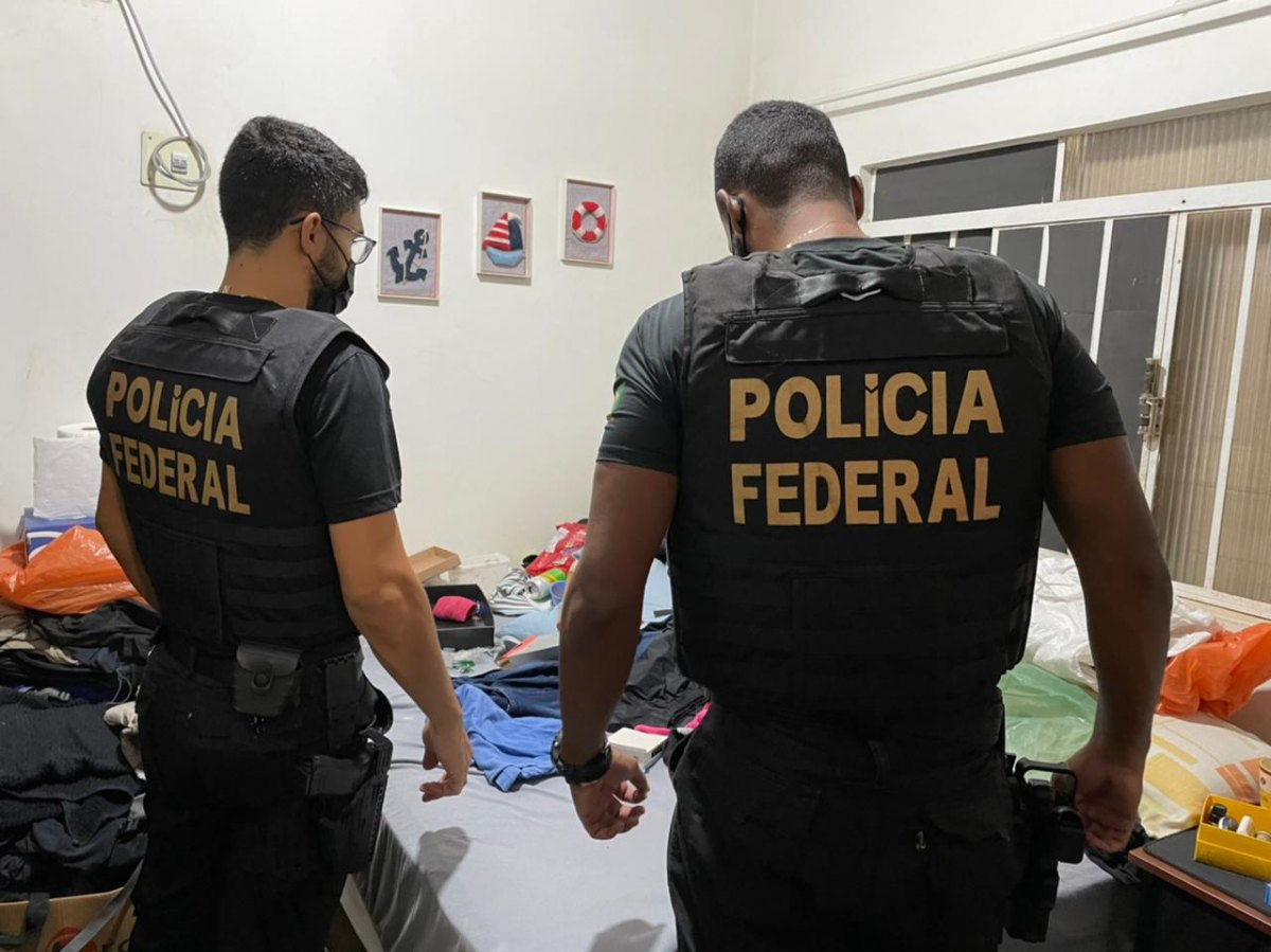 TIROU DE ENCOMENDA: Funcionário dos Correios é flagrado pela PF usando celular furtado