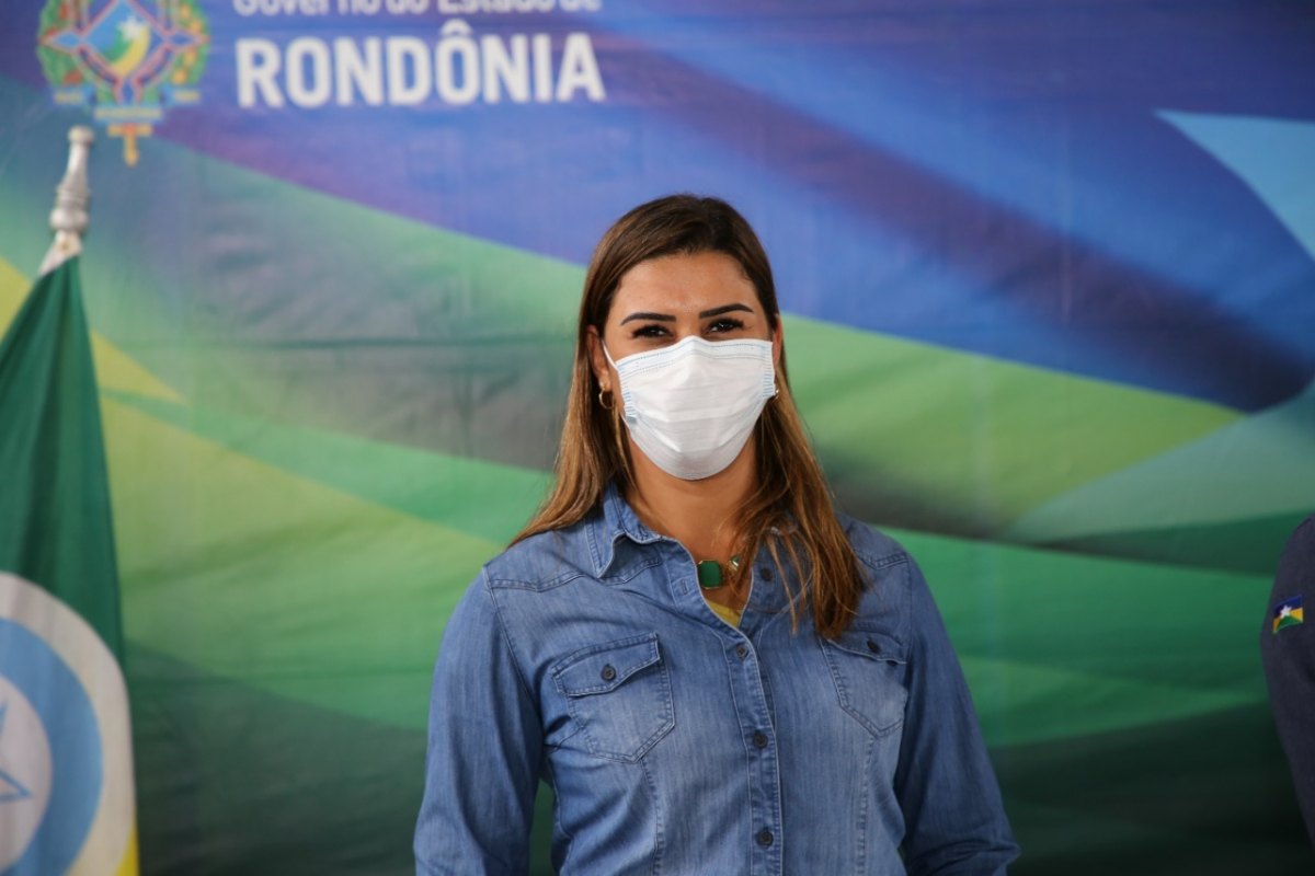 ROLIM DE MOURA: Ver. Juliana representa o dep. Marcelo Cruz em cerimônia de Entrega de Café e Cacau