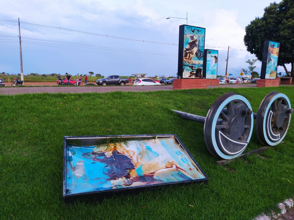 DESCASO: Espaço Alternativo está tomado por lixo, mato e ferrugem em aparelhos