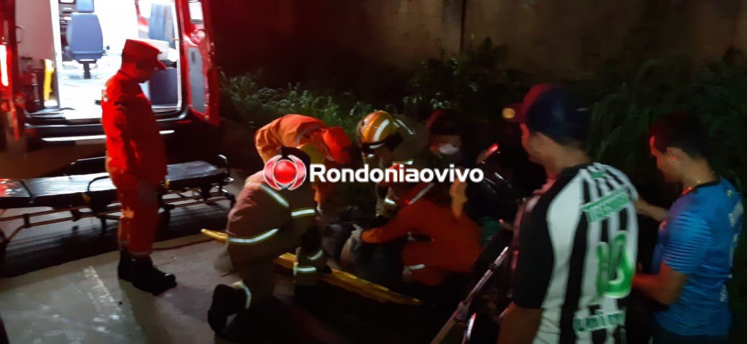 PERIGO: Motociclista passa direto em curva e vai parar dentro de bueiro