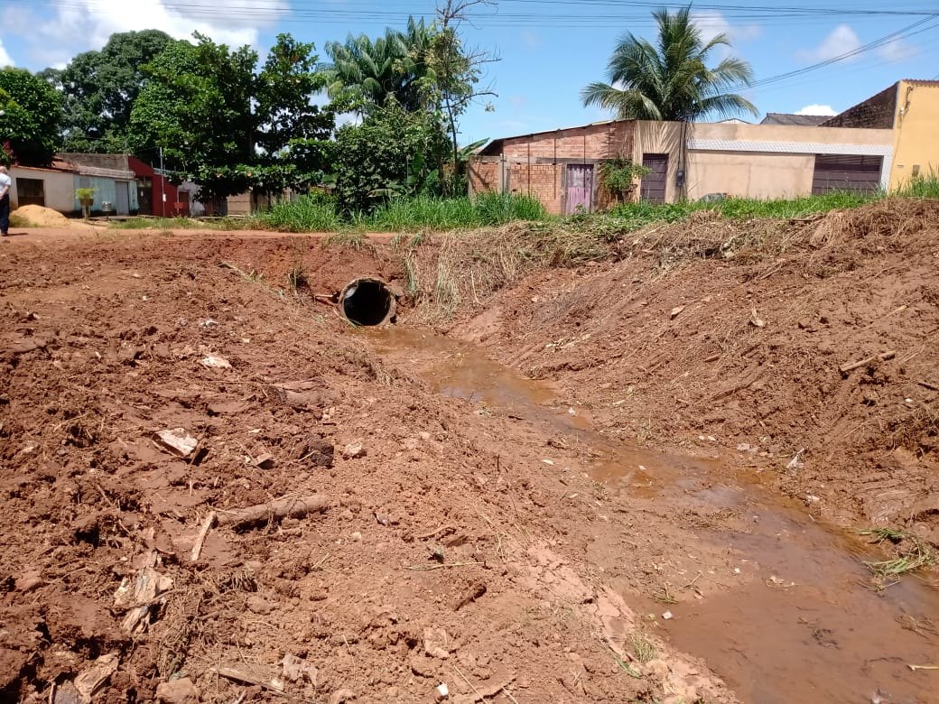 MELHORIAS: Prefeitura limpa canal na zona Sul após pedido de Edwilson Negreiros