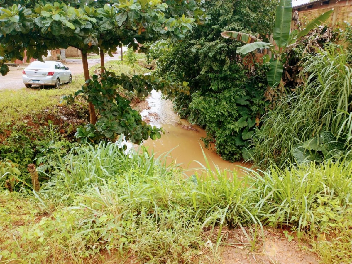 MELHORIAS: Prefeitura limpa canal na zona Sul após pedido de Edwilson Negreiros