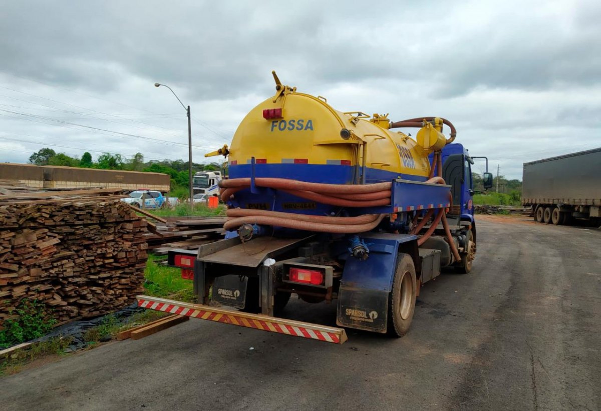 APÓS PERSEGUIÇÃO: Caminhão limpa fossa é flagrado com três mil litros de gasolina