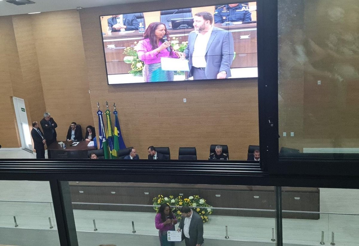 HOMENAGEM: Fórum Popular de Mulheres recebe Voto de Louvor da ALE
