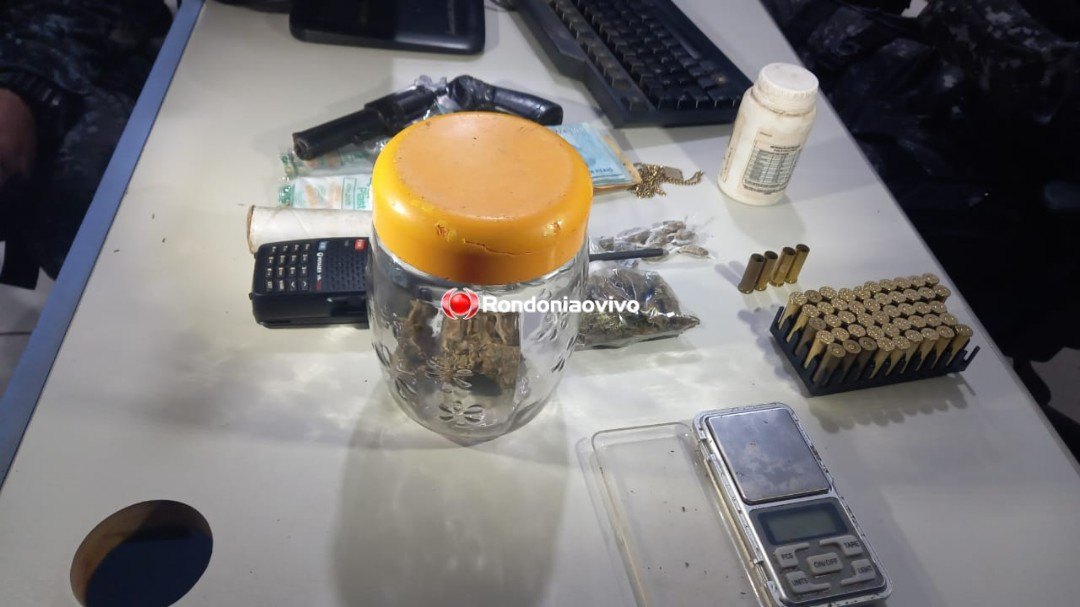 'NA BOCA': PM prende traficante com maconha, rádio da polícia e várias munições