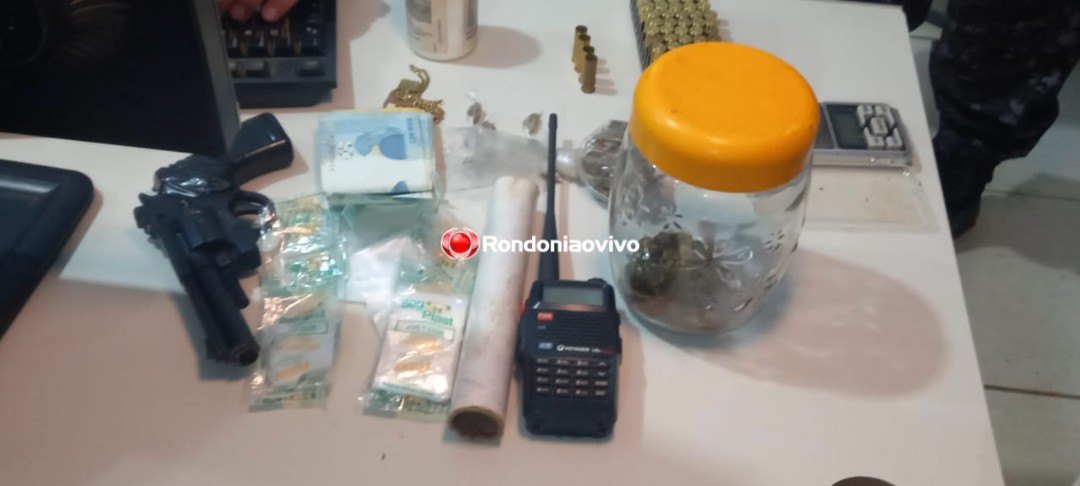 'NA BOCA': PM prende traficante com maconha, rádio da polícia e várias munições